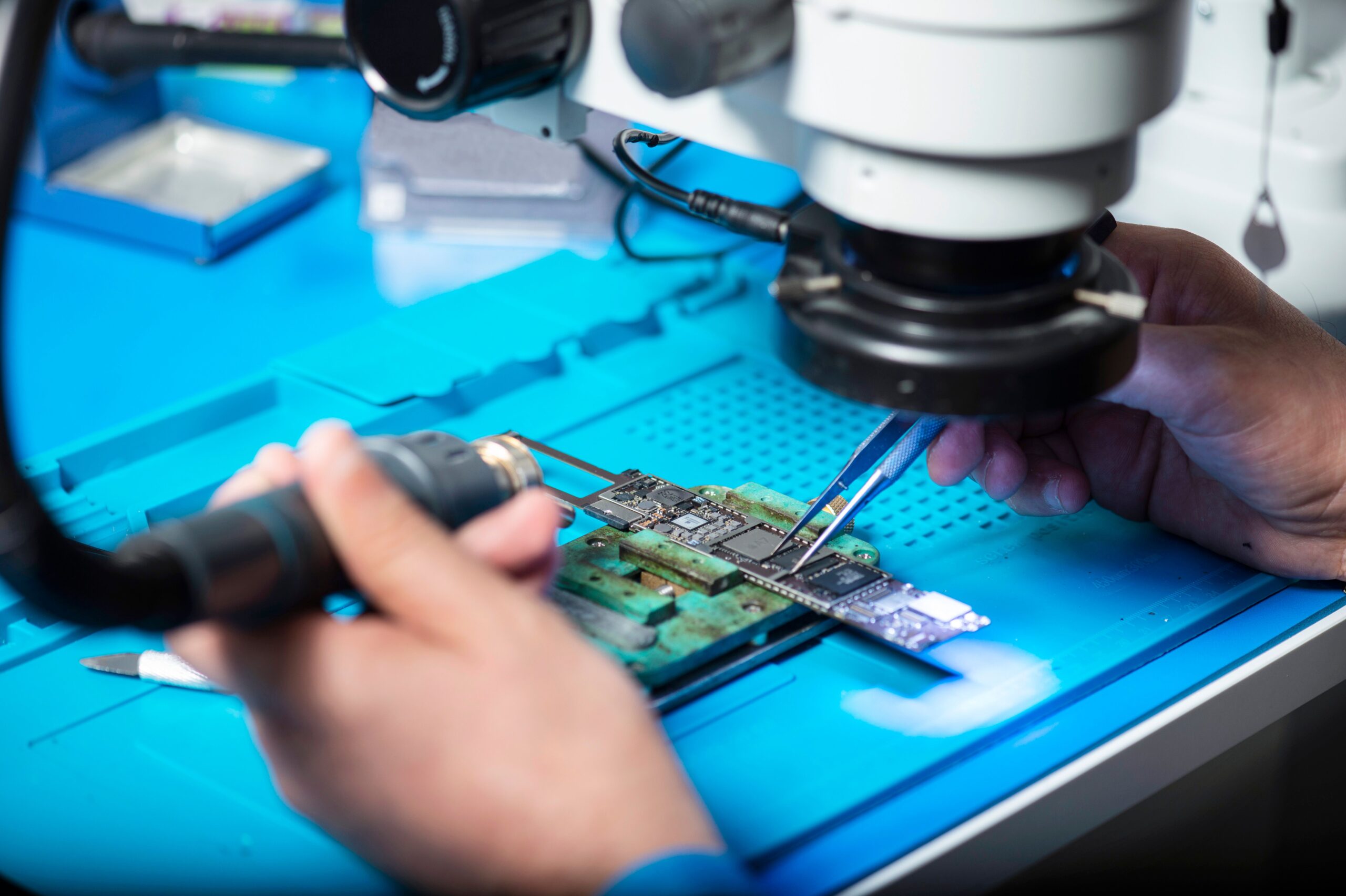Professionel reparation af bundkort på SmartphoneCares værksted